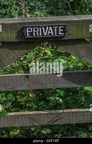 Cartello "privato" sul cancello. Metafora per i concetti di privacy, sicurezza della posta elettronica, protezione dei dati, tenersi fuori, accesso limitato, riunione chiusa, non invitato. Foto Stock