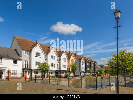 Architettura moderna in Wivenhoe sul fiume Colne, a sud est di Colchester, Essex, Inghilterra, Regno Unito. Foto Stock