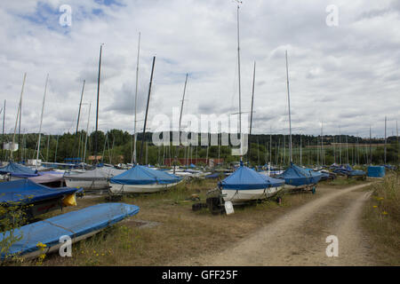 Barche a vela da sedersi sui rimorchi fuori Oxford Sailing Club al serbatoio Farmoor, Oxfordshire, Regno Unito Foto Stock