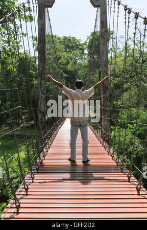 Ponte di corde o di sospensione ponte nella foresta a Khao Kradong Forest Park in Buriram provincia,della Thailandia. Foto Stock