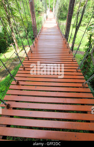 Ponte di corde o di sospensione ponte nella foresta a Khao Kradong Forest Park in Buriram provincia,della Thailandia. Foto Stock