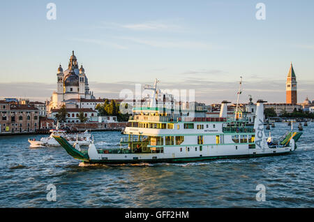 Tramonto gita in motoscafo lungo il canale della Giudecca chiesa di Santa Maria della Salute, dal retro Foto Stock