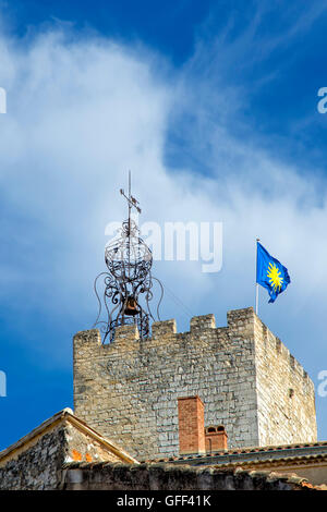 Il Campanile di Pernes Les Fontaines in Provenza, Francia Foto Stock