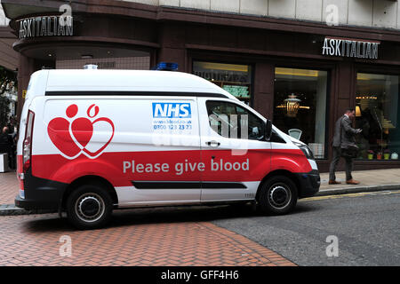 Un NHS trasfusione di sangue service van parcheggiato su una strada di città Foto Stock