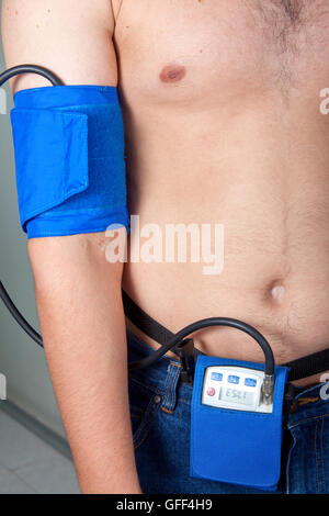 Monitor Holter su un paziente di sesso maschile Foto Stock