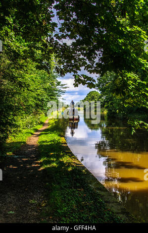 Barca sul canale a Macclesfield Cheshire. Foto Stock