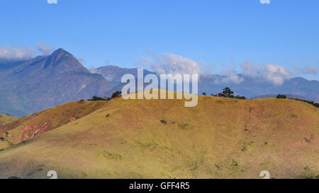Vista panoramica della collina disboscate utilizzate per il pascolo e le montagne sullo sfondo, in Itaipava, Petropolis. Foto Stock