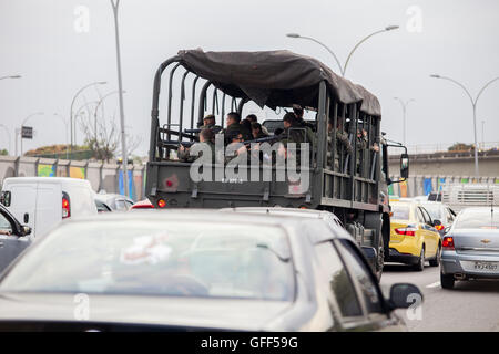 Esercito brasiliano carrello passa da Complexo da mare, un enorme rete di favelas che affiancano la Linha Vermelha ( Linea Rossa ), la principale autostrada per l'aeroporto internazionale di Rio de Janeiro al centro della citta'. Foto Stock