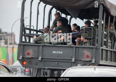 Esercito brasiliano carrello passa da Complexo da mare, un enorme rete di favelas che affiancano la Linha Vermelha ( Linea Rossa ), la principale autostrada per l'aeroporto internazionale di Rio de Janeiro al centro della citta'. Foto Stock