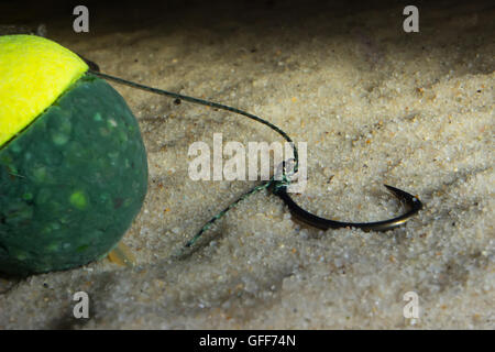 KD pupazzo di attrezzatura subacquea. Gancio di carpe Boilies sott'acqua. Carpa pesca subacquea a gancio. Messa a fuoco selettiva e profondità di fiel Foto Stock