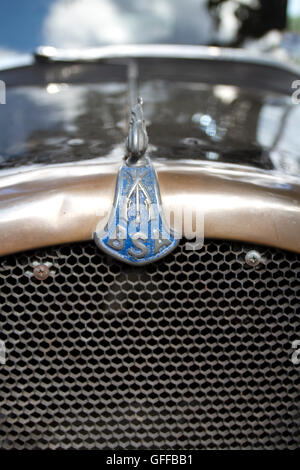 Radiatore badge su un 1930s BSA a tre ruote auto luce Foto Stock