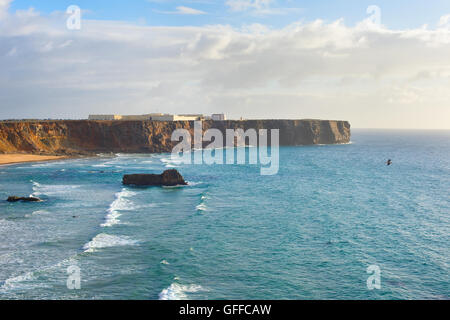 Panorama di Algarve shore con Sagres Fort su una scogliera. Portogallo Foto Stock