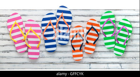 Legno bianco con estate flip flop e conchiglie su di esso. Foto Stock