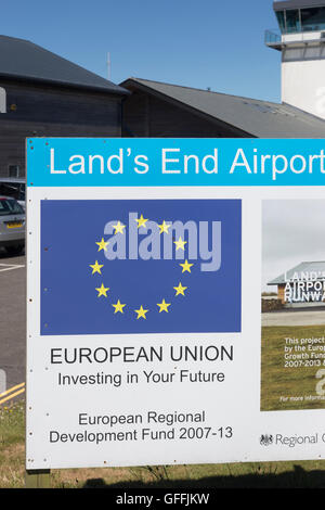 Unione europea investendo nel Land's End aeroporto progetto di miglioramento, Cornwall, Regno Unito. Foto Stock