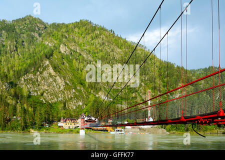 Montagne di Altai, base turistico sul fiume di Katun e un pedone ponte di sospensione Foto Stock
