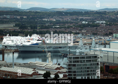 Una vista generale del porto di Portsmouth con tre tipo 45 cacciatorpediniere nel dock a fianco della smantellata portaerei HMS illustri, come il Ministero della Difesa ha detto che tutti della Royal Navy le più potenti navi da guerra sono in porto allo stesso tempo. Foto Stock