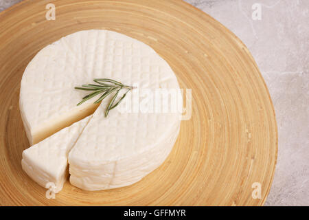 Ruota del brasiliano formaggio tradizionale Minas sulla tavola di legno. Messa a fuoco selettiva Foto Stock