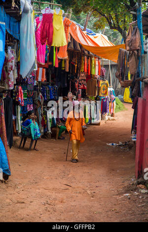 ANJUNA, India - 14 ottobre 2015: l'uomo non identificato su th mercato delle pulci di Anjuna, India. Anjuna Flea market corre dal mattino fino al du Foto Stock