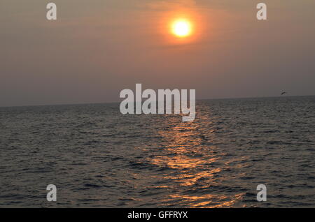 Tramonto dalla nave Foto Stock