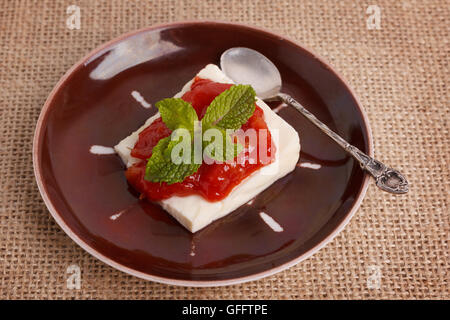 Dessert brasiliano di Romeo e Giulietta, goiabada marmellata di guava e formaggio Minas su un letto di sacco. Messa a fuoco selettiva Foto Stock