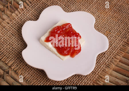 Dessert brasiliano di Romeo e Giulietta, goiabada marmellata di guava e formaggio Minas su un letto di sacco. Messa a fuoco selettiva Foto Stock