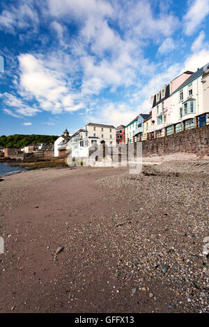 Kingsand fronte spiaggia con le abitazioni e la Devenport Inn al di sopra della parete del mare, Cornwall, Regno Unito Foto Stock