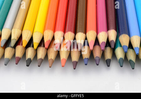 Close up di matite colorate in due righe. Foto Stock