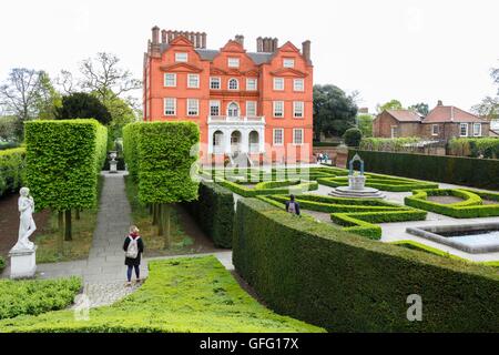 Il Kew Palace e Queens Garden a Kew Botanic Gardens, London, Regno Unito Foto Stock