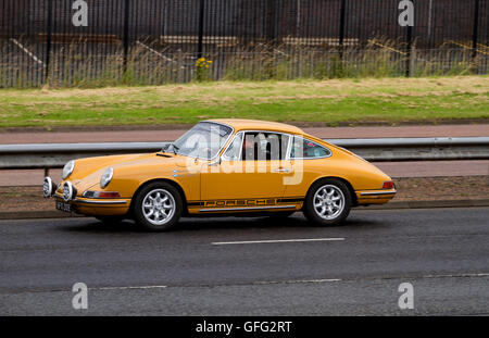 Una Porsche 912 auto sportiva dal "Porsche Club" che viaggia lungo il Kingsway a doppia carreggiata a Dundee, Regno Unito Foto Stock