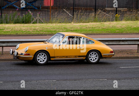 Una Porsche 912 auto sportiva dal "Porsche Club" che viaggia lungo il Kingsway a doppia carreggiata a Dundee, Regno Unito Foto Stock