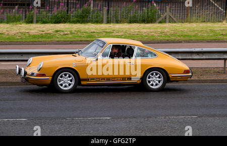 Una Porsche 912 auto sportiva dal "Porsche Club" che viaggia lungo il Kingsway a doppia carreggiata a Dundee, Regno Unito Foto Stock