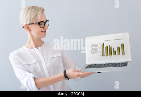 Donna presentando gli schemi sul computer portatile Foto Stock