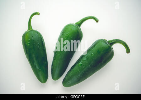 3 peperoncini jalapeno shot su sfondo bianco Foto Stock