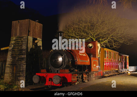 Tal-y;Llyn No 1, locomotiva a vapore a scartamento ridotto, Dolgoch di notte Foto Stock