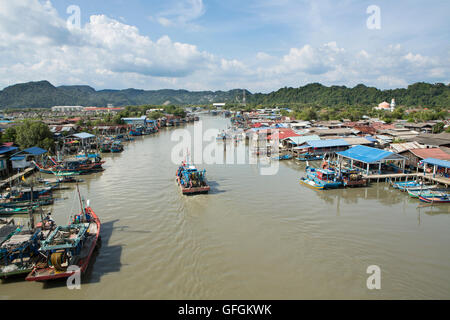 Acque fangose di Sungai Perlis a Kuala Perlis nello stato settentrionale della Malesia. Fiancheggiata dai tradizionali edifici con palafitte che compongono il Kampongs. Foto Stock