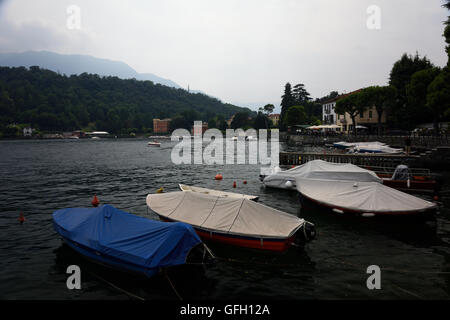 Lenno passeggiata sul lago di Como con le montagne sullo sfondo Foto Stock