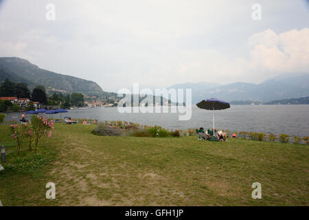 Lenno passeggiata sul lago di Como con le montagne sullo sfondo Foto Stock