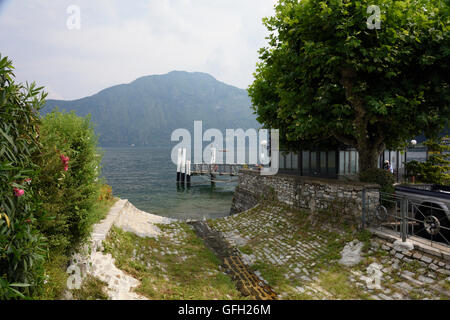 Lenno passeggiata sul lago di Como con le montagne sullo sfondo Foto Stock