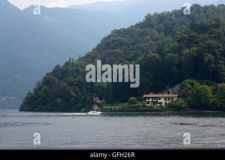 Lenno passeggiata sul lago di Como con le montagne sullo sfondo Foto Stock