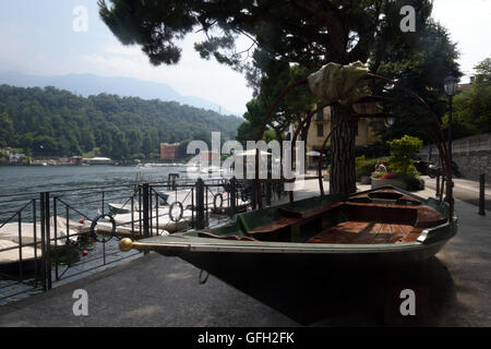 Lenno passeggiata sul lago di Como con le montagne sullo sfondo Foto Stock