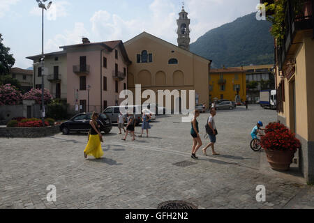 Lenno piazza del villaggio sul lago di Como con le montagne sullo sfondo Foto Stock