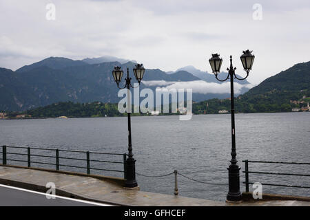 Una vista da Villa Carlotta sul Lago di Como in un giorno di tempesta, con cloud appeso in montagna. Foto Stock