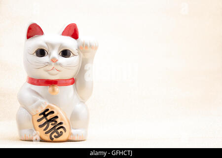 Giapponese indicandovi argento cat chiamato Manekineko noto anche come una Gatta Fortunata Foto Stock