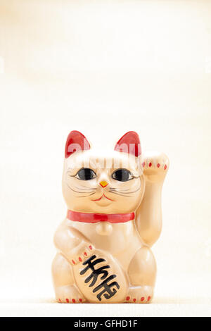 Giapponese golden indicandovi chiamato cat Manekineko noto anche come una Gatta Fortunata Foto Stock