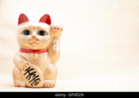 Giapponese golden indicandovi chiamato cat Manekineko noto anche come una Gatta Fortunata Foto Stock