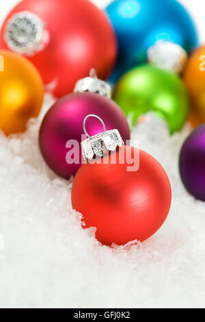 Serie di Natale decorazioni correlati, isolata su uno sfondo bianco. Foto Stock