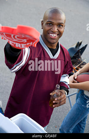 Serie con college football fans tailgating e divertirsi prima del gioco. Foto Stock