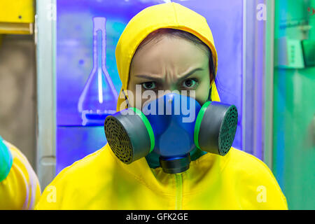 La donna nel laboratorio chimico Foto Stock