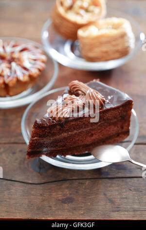 Set di vari dolci sul bello sfondo di legno Foto Stock