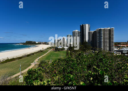 Vista da kirra Point Lookout lungo la spiaggia di Coolangatta sulla Gold Coast di Queensland Foto Stock